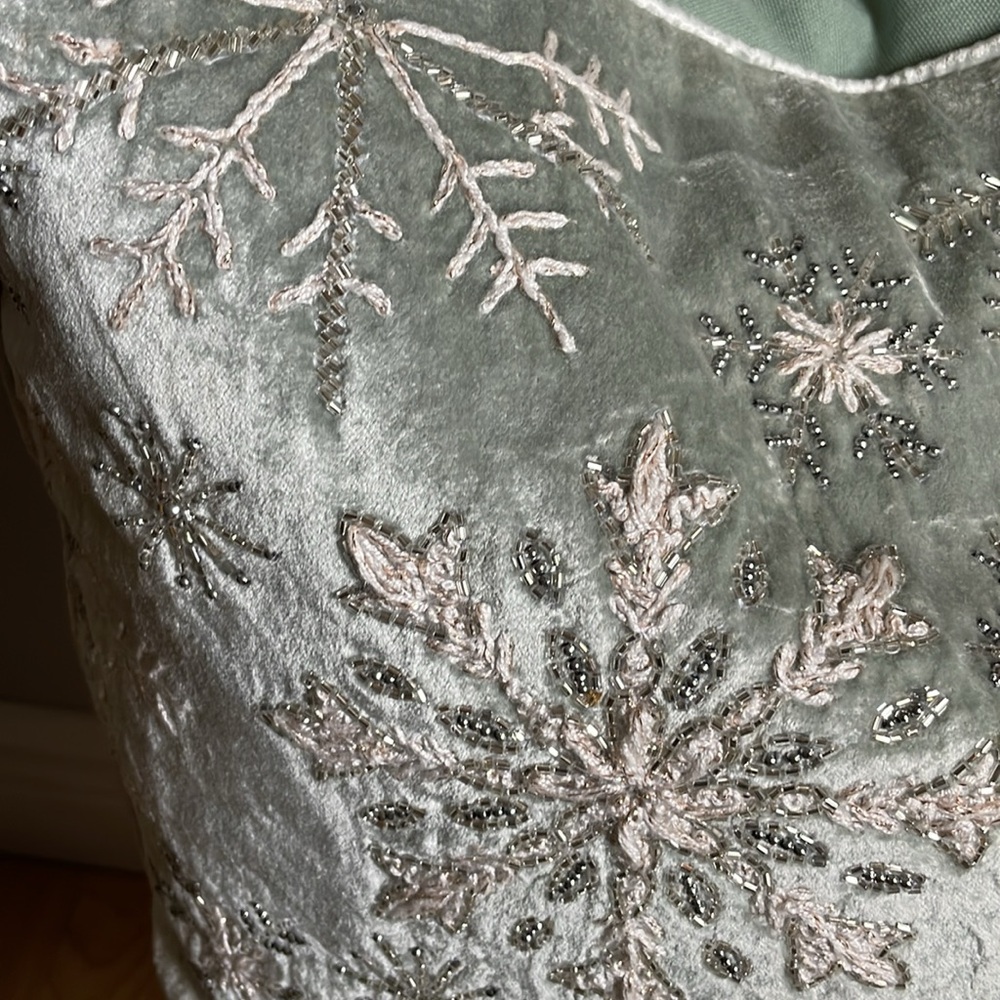 ❄️Sparkling Snowflake ❄️ Gorgeous, soft & plump sparkling ✨ pillow! NWT! - Picture 4 of 16